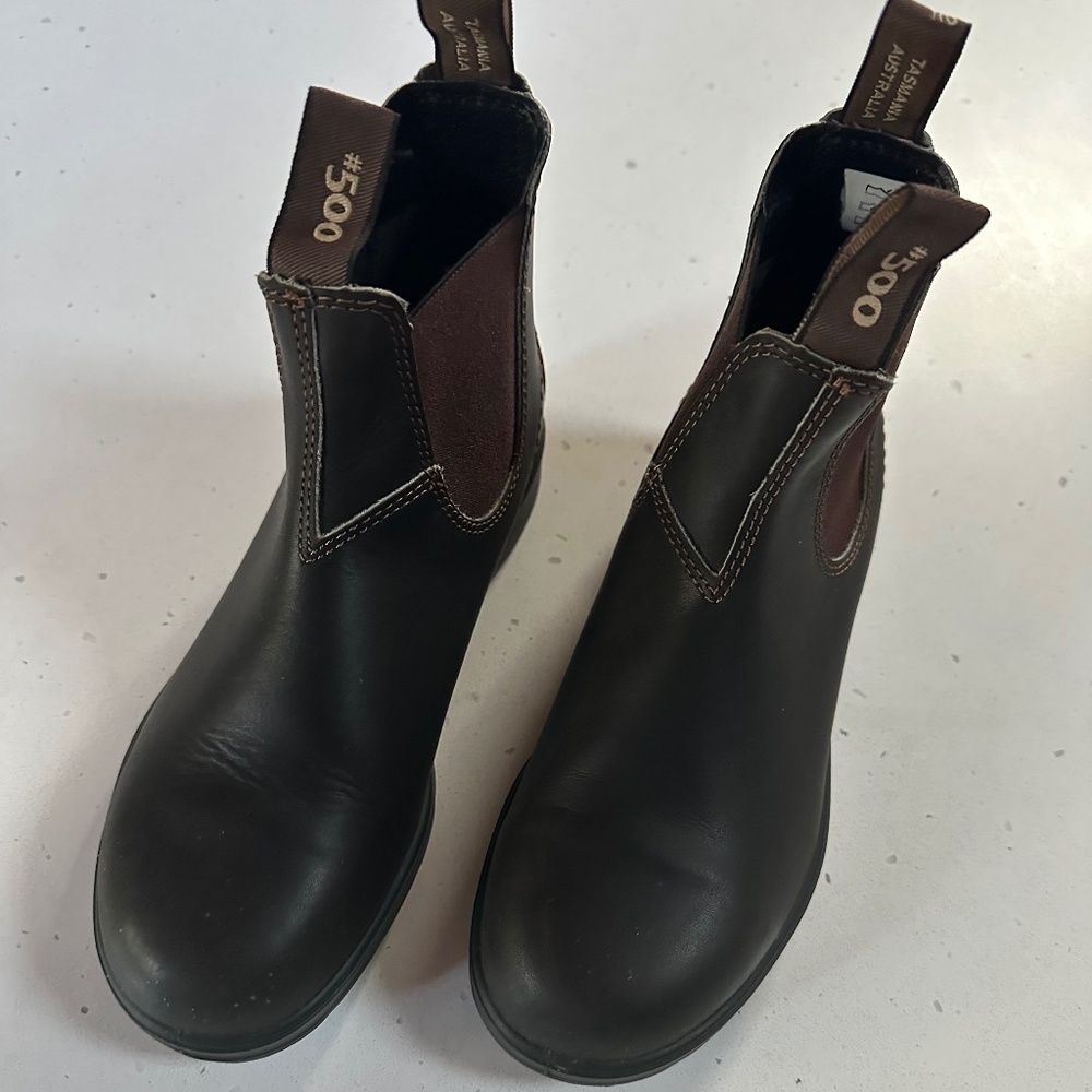 Like new 500 Chelsea Blundstone 8.5/5.5
